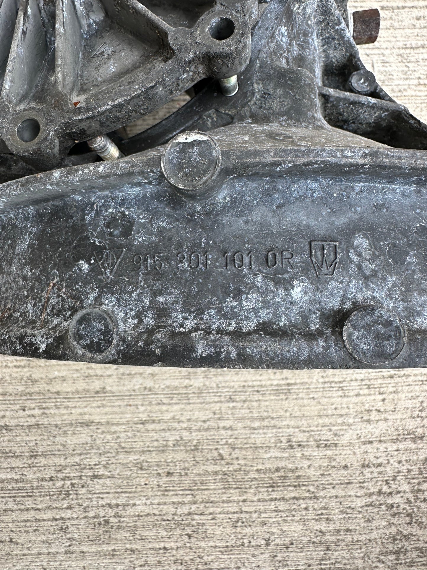 Genuine Porsche type 915.12 gearbox case and gear housing for 4-speed 1972 MY 911