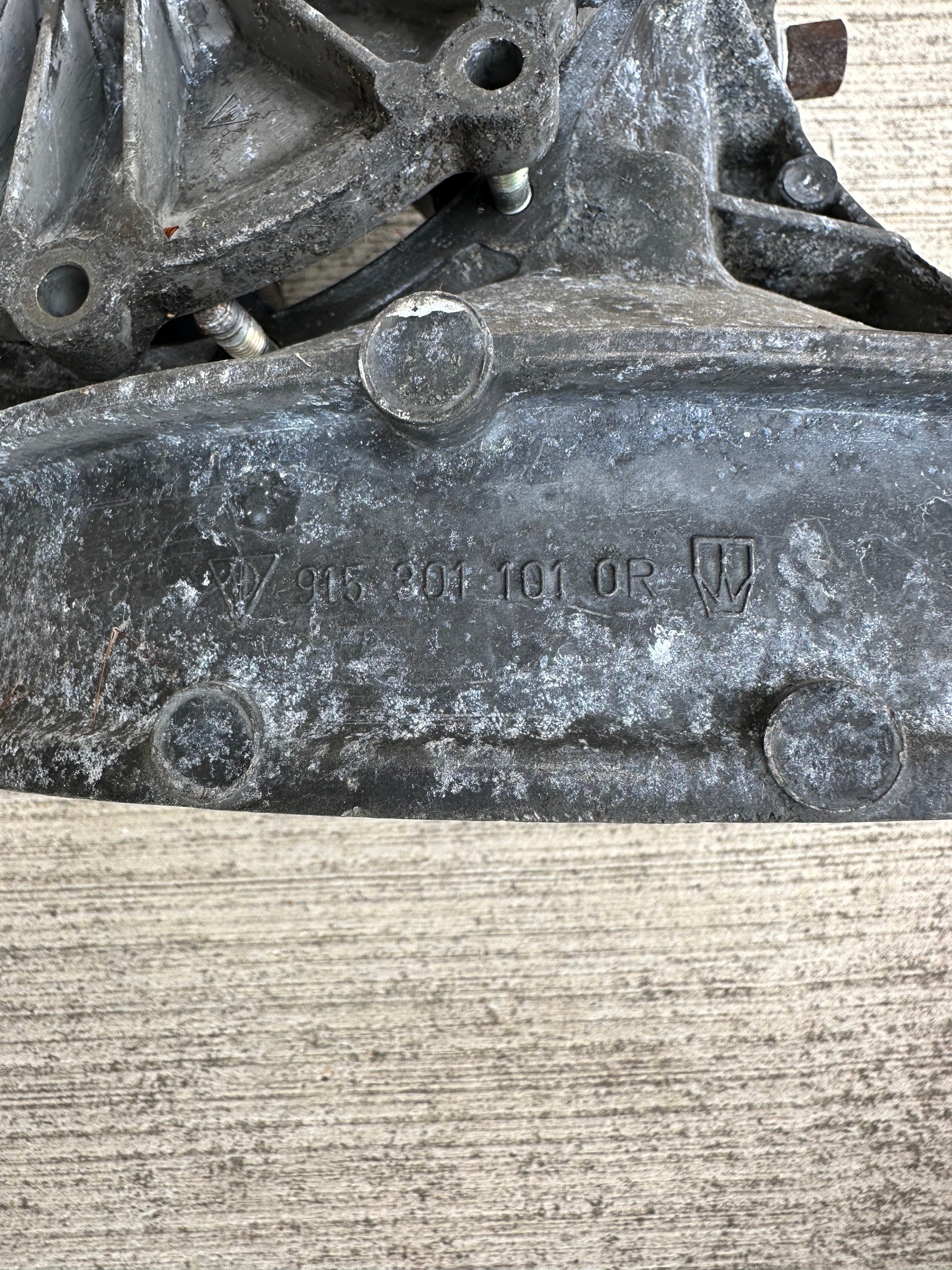 Genuine Porsche type 915.12 gearbox case and gear housing for 4-speed 1972 MY 911
