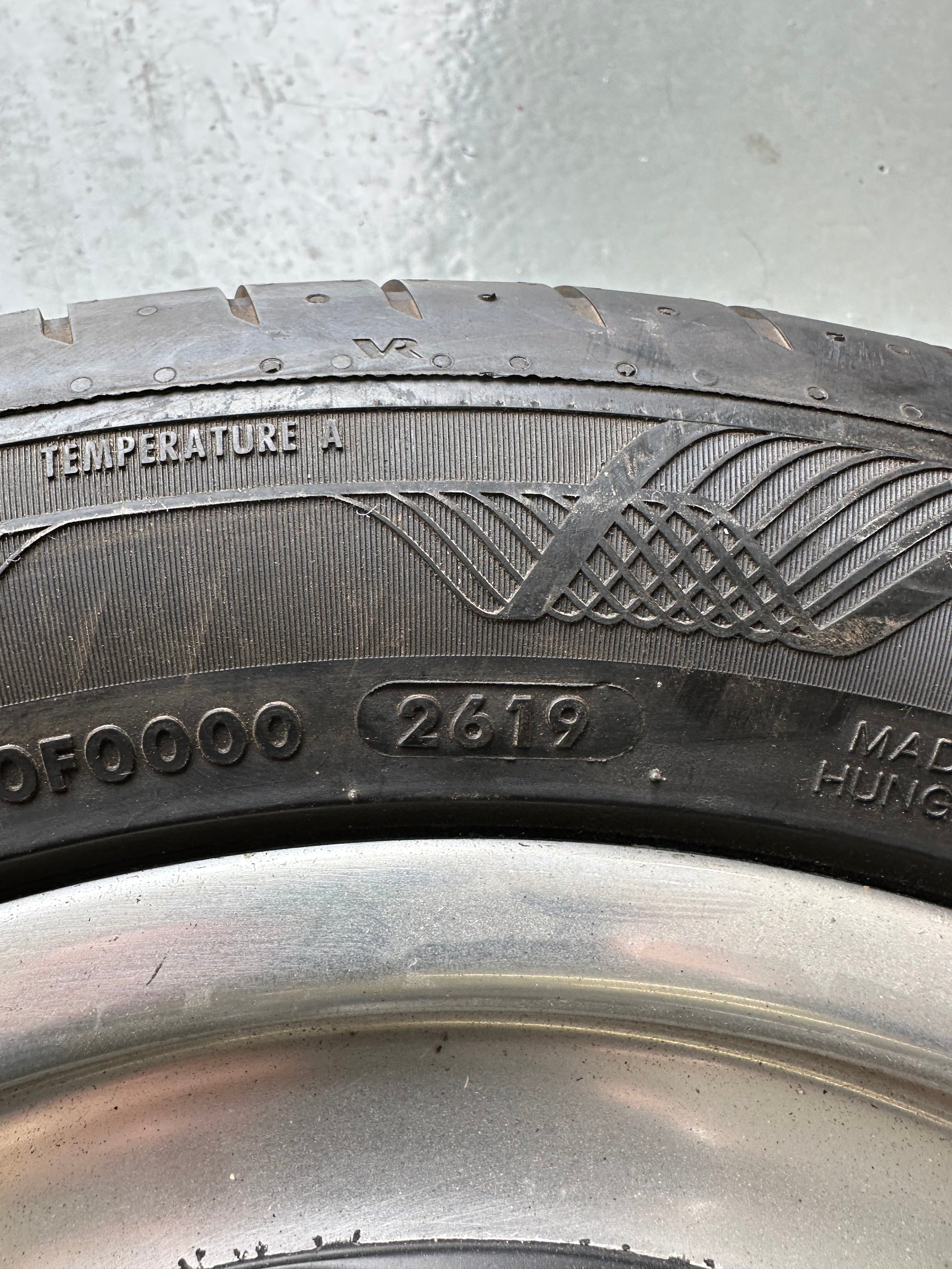Set of 4 genuine Porsche 6J & 7J x 16" Fuchs rims for Porsche 911/930 (G-model) SC / 3.0l Carrera 1978-83 with hub caps & Vredenstein Ultrac Satin tyres, p/n 911.361.020.43 & 911.361.020.44