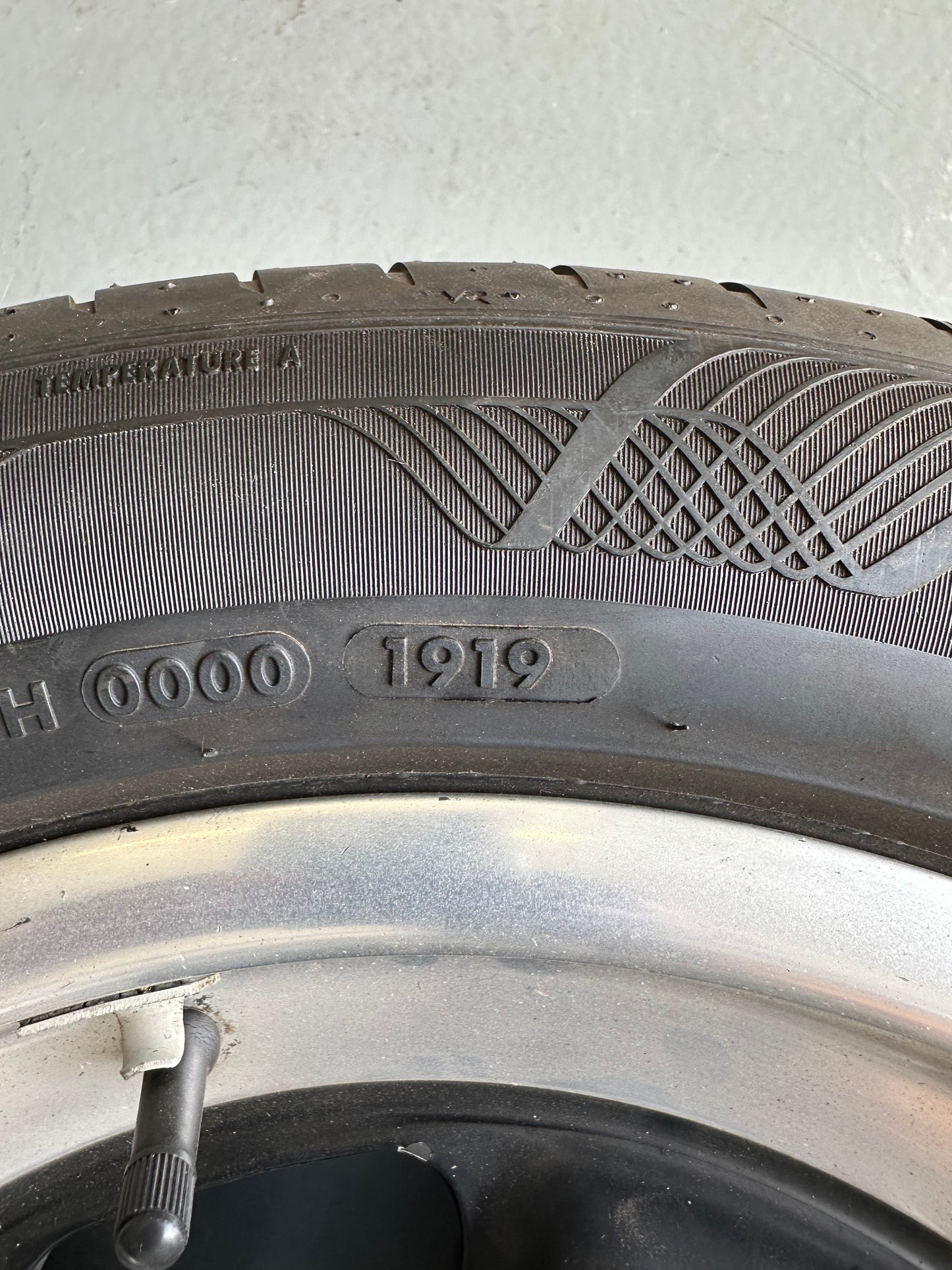 Set of 4 genuine Porsche 6J & 7J x 16" Fuchs rims for Porsche 911/930 (G-model) SC / 3.0l Carrera 1978-83 with hub caps & Vredenstein Ultrac Satin tyres, p/n 911.361.020.43 & 911.361.020.44