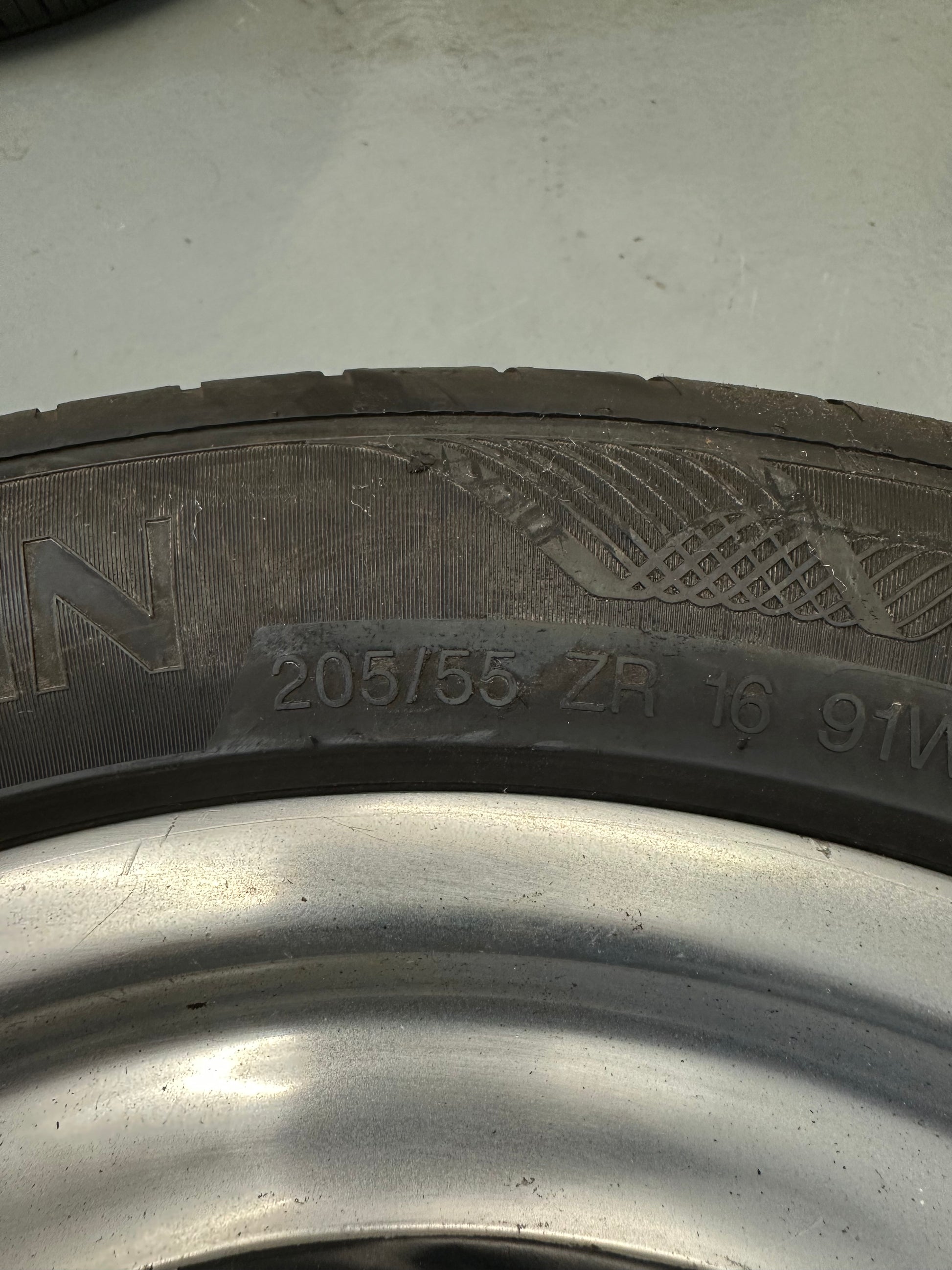 Set of 4 genuine Porsche 6J & 7J x 16" Fuchs rims for Porsche 911/930 (G-model) SC / 3.0l Carrera 1978-83 with hub caps & Vredenstein Ultrac Satin tyres, p/n 911.361.020.43 & 911.361.020.44