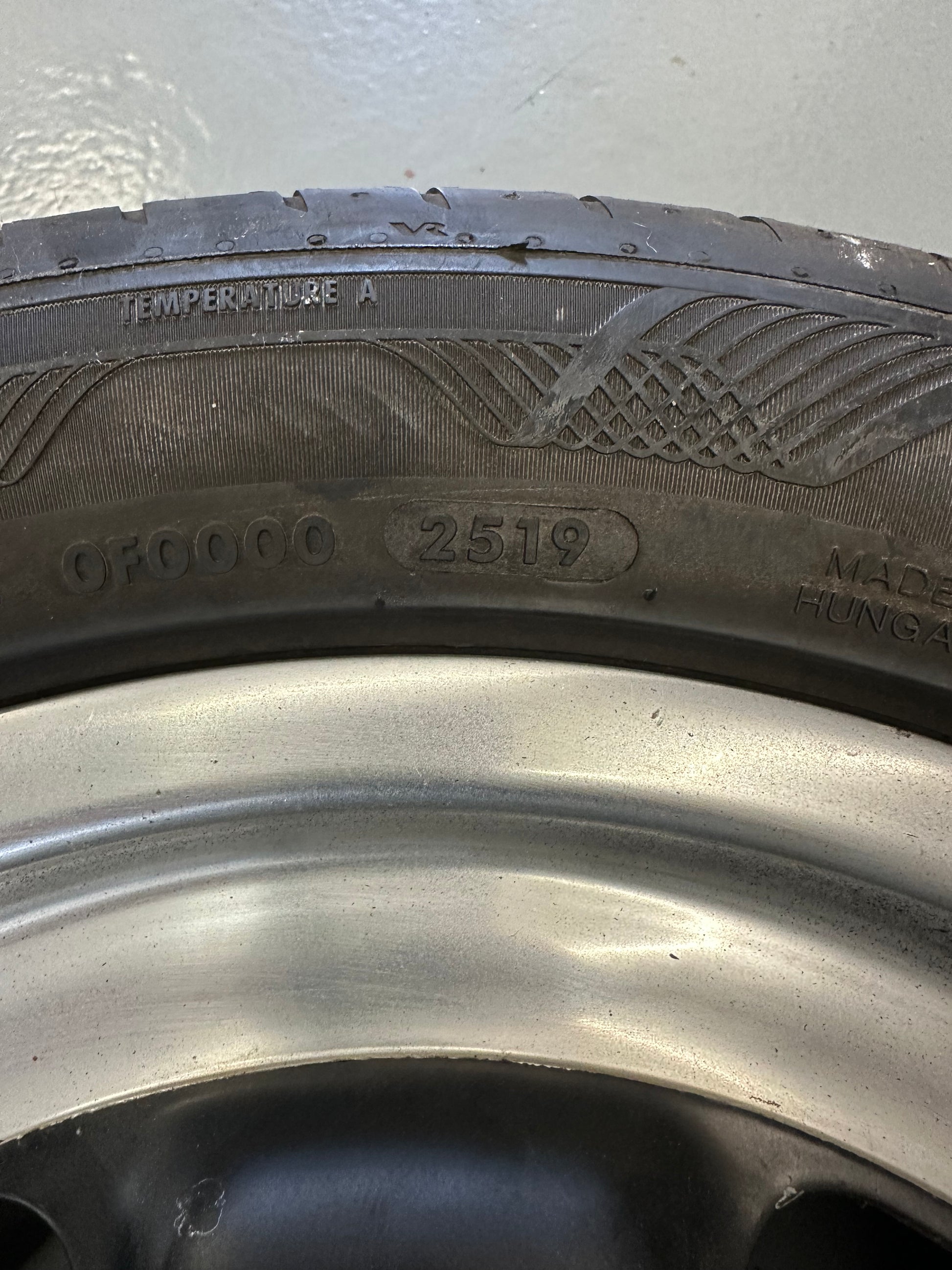 Set of 4 genuine Porsche 6J & 7J x 16" Fuchs rims for Porsche 911/930 (G-model) SC / 3.0l Carrera 1978-83 with hub caps & Vredenstein Ultrac Satin tyres, p/n 911.361.020.43 & 911.361.020.44